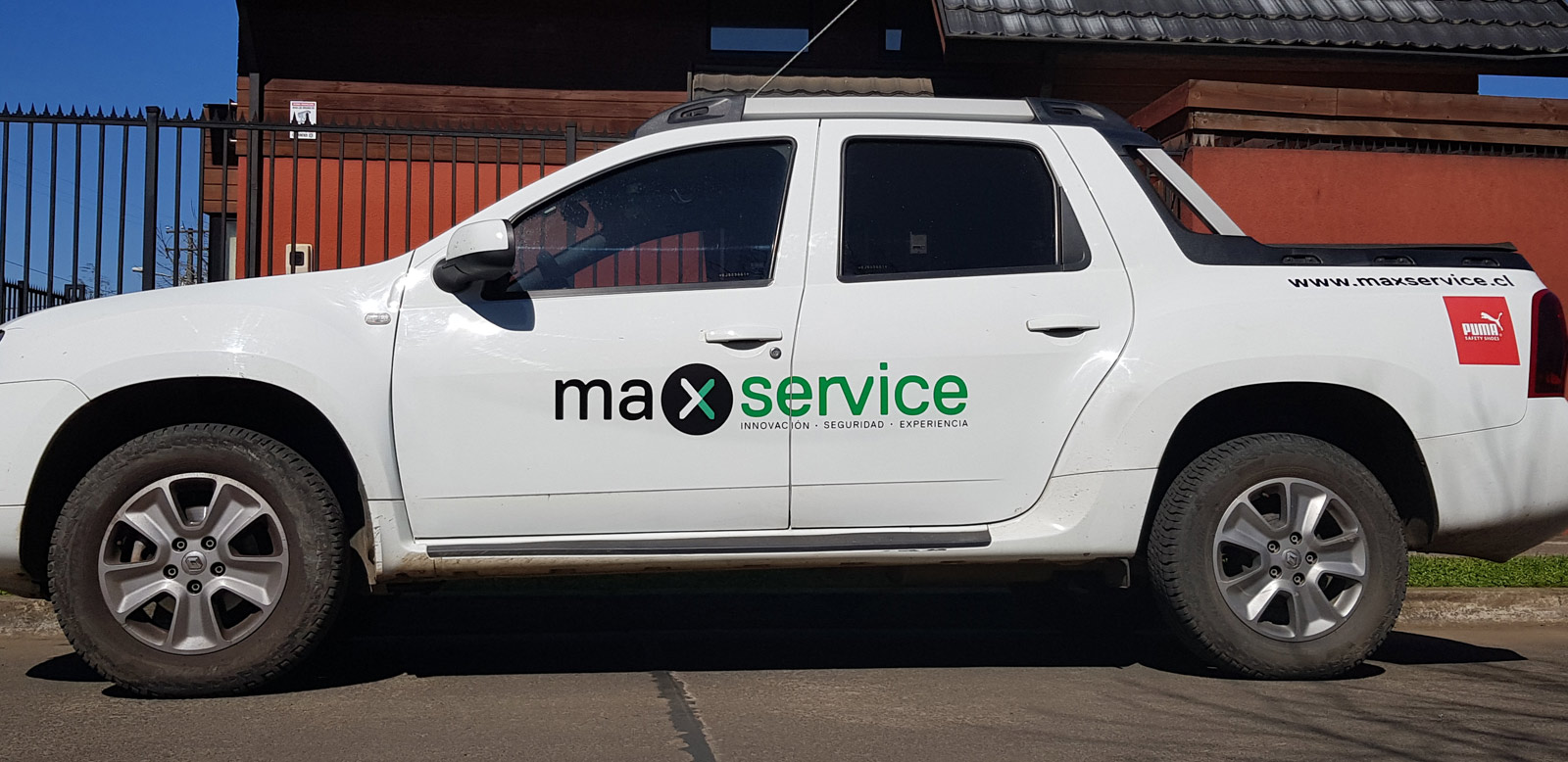 Rotulación parcial camioneta max service