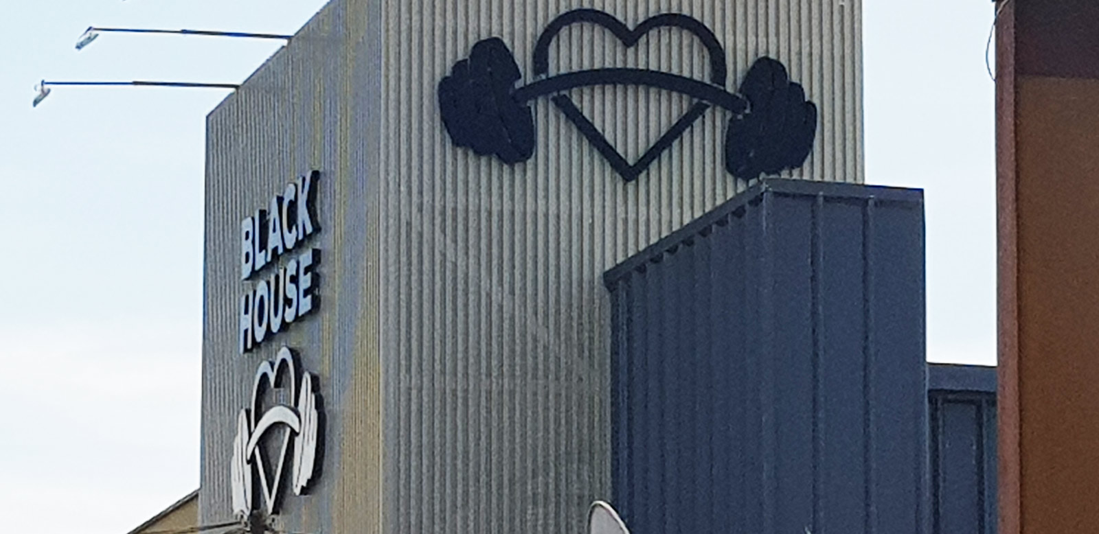 Logo Volumétrico acrílico gym black house en Temuco - Araucanía