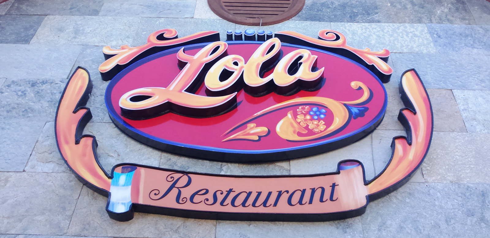 Diseño y fabricación letrero volumétrico Lola Restaurante en Temuco - La Araucanía.